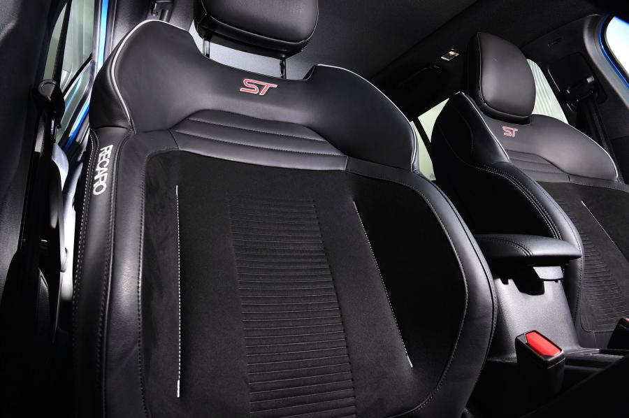 Интерьер Ford Focus ST Estate 2019 года  (UK) (фото 6 из 20)